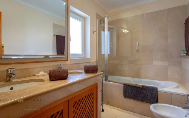 Greice Homes-Luxury 2 bed en-suite south facing & Golf view