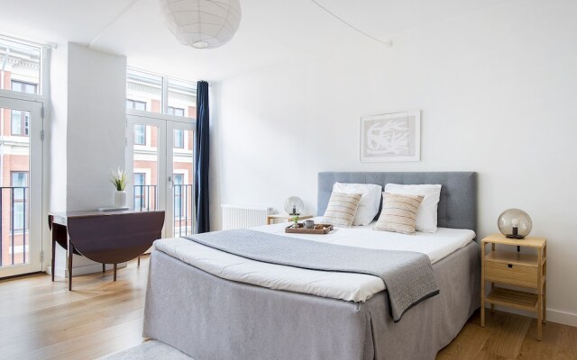 Sanders Leaves - Chic 3-bdr Apt With City View