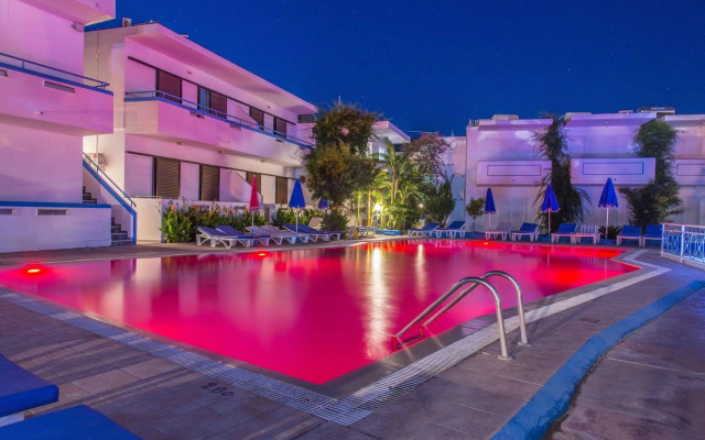 Yannis Yard Studios and Apartments