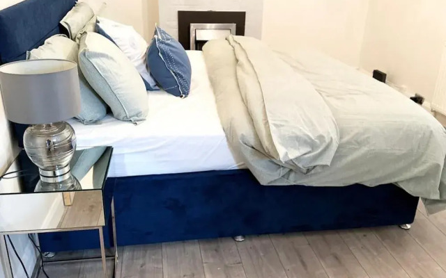 4 Bed House-garden-parking-15 min Elizabeth Line