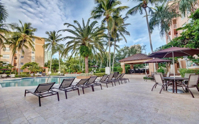 Renovated 2/2 Unit at Yacht Club/Aventura