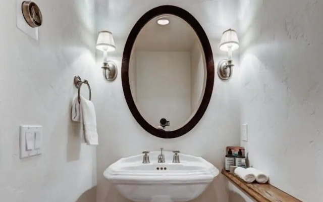 5 Bedroom Luxury Townhome in Lionshead Village