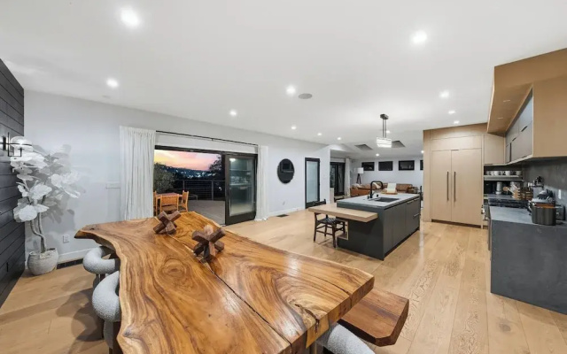 Farley Court - Stylish Hillside Residence With Stunning Views