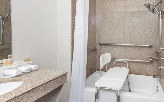 Days Inn & Suites Pasadena