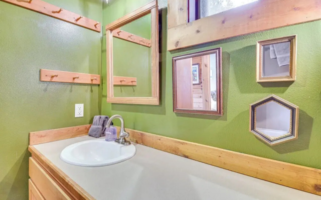 Riverfront Skykomish Cabin w/ Private Hot Tub!
