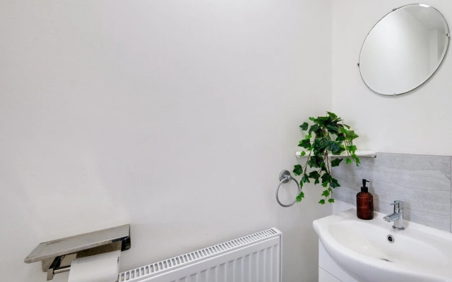 Sharp Close 4 Bedroom 2 Bath - Aylesbury