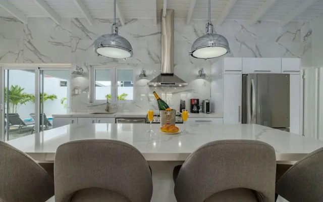 NEW 5BR Villa w Privatepool 3min to Eagle Beach
