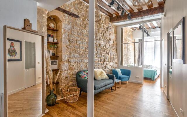 New Stunning 4 Bdrs Apt, With AC – Le Marais