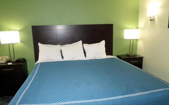 Travelodge by Wyndham Cleveland Lakewood