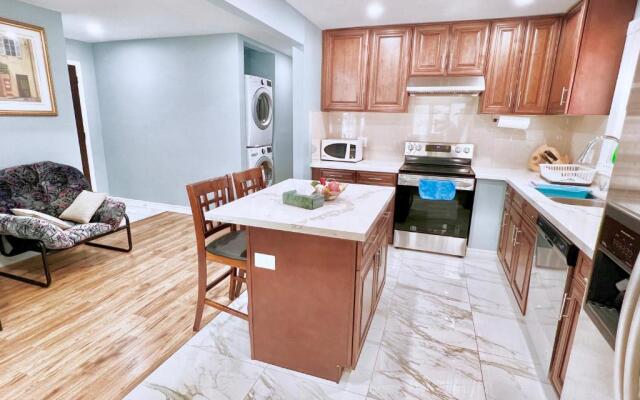 Renovated Rooms 10-min to Finch Subway Near Yonge St