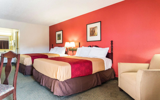Econo Lodge Inn & Suites Conference Center