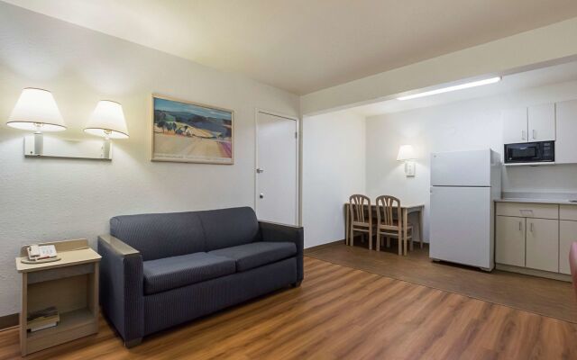 Motel 6 Rochester, MN