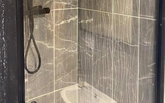 House - Sleeps 8 - Garden - Parking