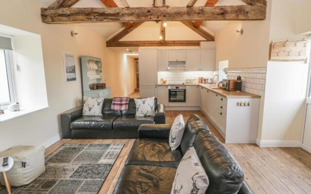 Rhianwen, Plas Moelfre Hall Barns
