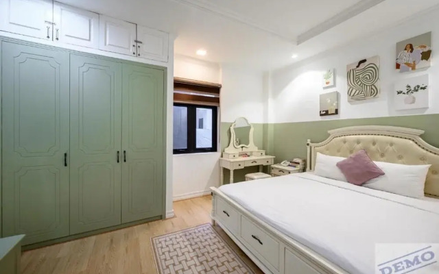 Luxe Paradise Suites Dich Vong Hau