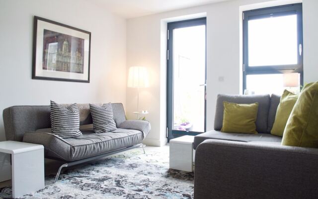 Central 2 Bedroom Apartment With Free Parking