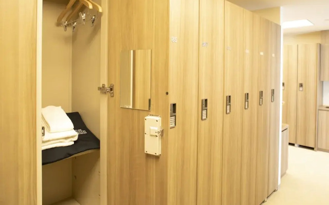 PLAZA EAST CABIN - Caters to men
