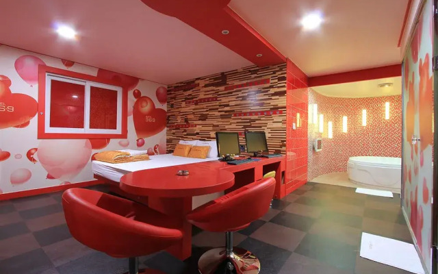 Hotel 369