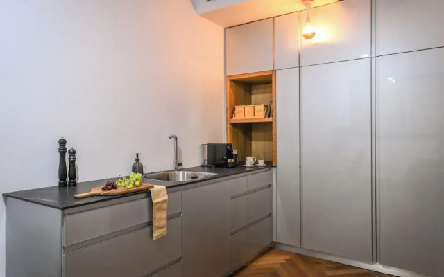 Stylish 3BR Apt with Patio in the City
