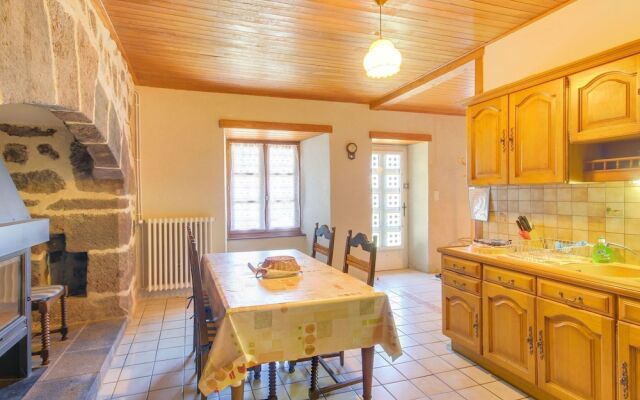 Spacious Holiday Home near Forest in Auvergne