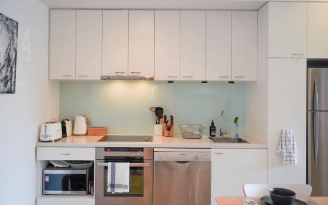 Modern 2 Bedroom Apartment Close To Beach and City