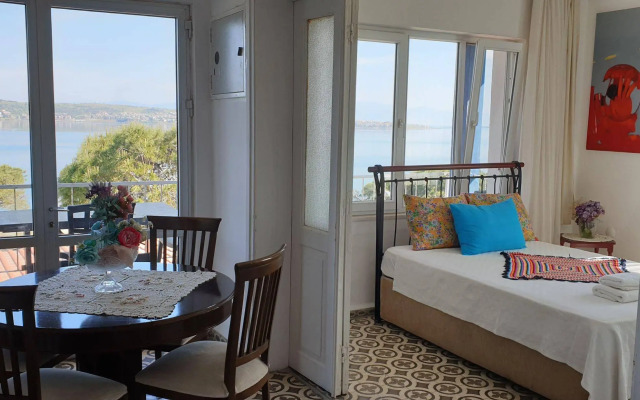 Lacivert Hotel