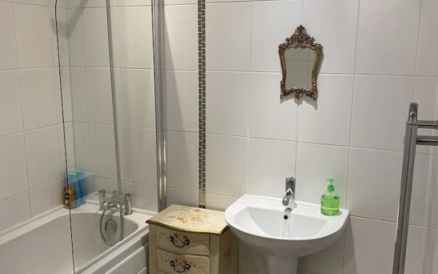 Quirky Town Centre Apartment With River Terrace