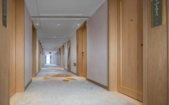 Vienna International Hotel (Zhaoqing Center Lake-view)