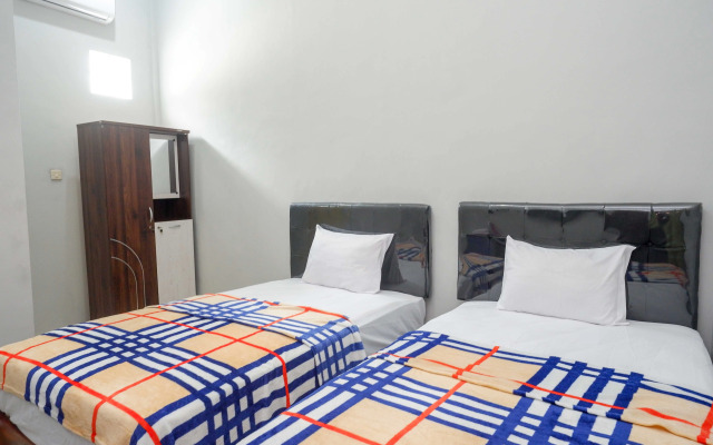 RedDoorz near Patung Kuda Solo Baru