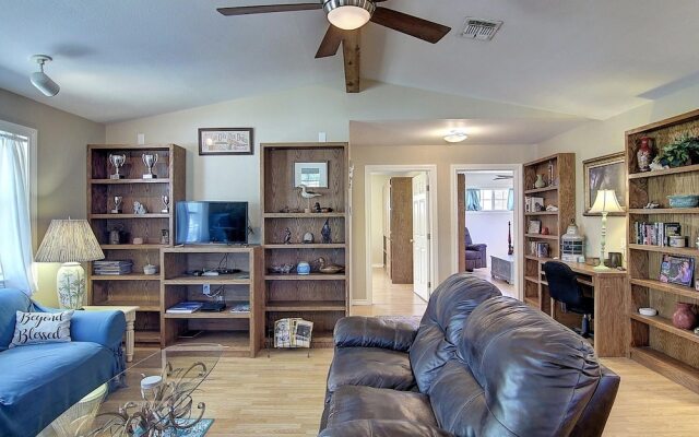 Fantasy Oaks Lodge 4 Bedroom Home by RedAwning