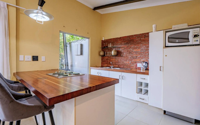 Private Studio flatlet, Uncapped Wifi, Netflix,Full DSTV