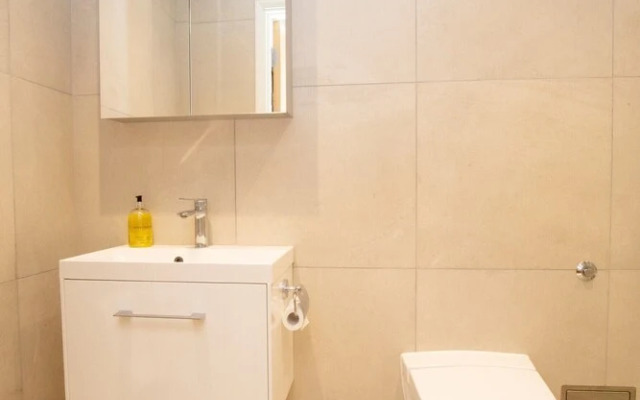 Modern Oxford Apartment + King Size Bed!