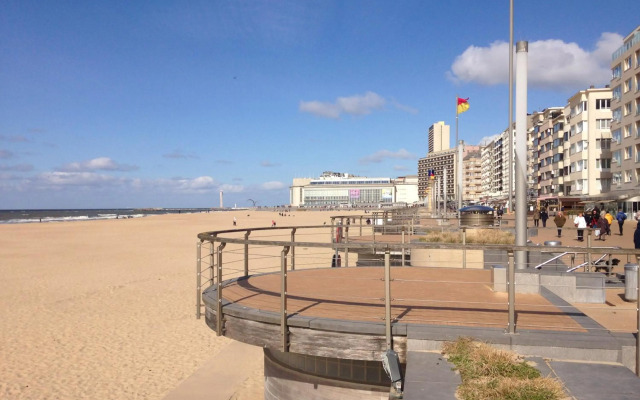 family stay Ostend 300m from beach free public Parking