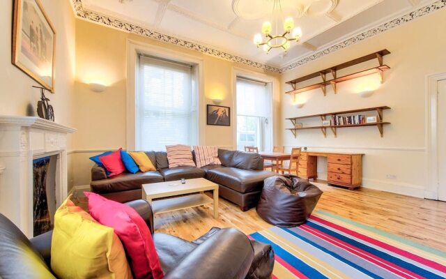 Intriguing 4-bedroom Main Door Apt Near Old Town
