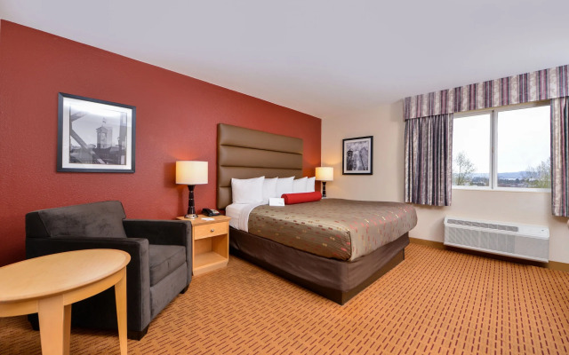 Clackamas Inn & Suites