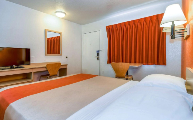 Motel 6 Corona, CA