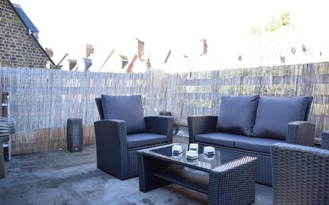Spacious 1 Bedroom Apartment With Outdoor Terrace