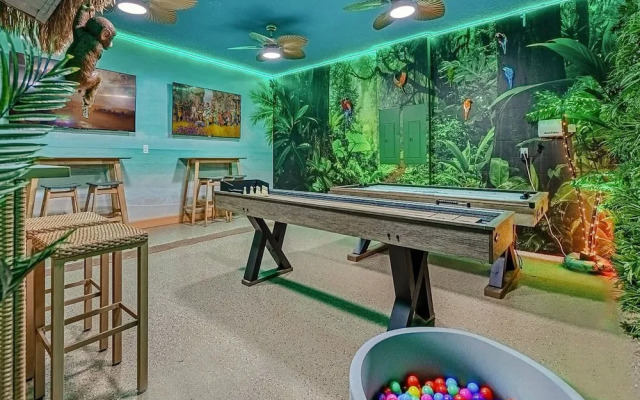 Upstay - Movie Mansion w Cinema-pool Hot Tub-games