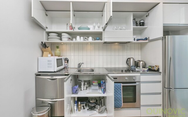 QV Refined Viaduct Harbour Apt - 879