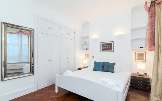 Lovely 1BR Home Near Holland Park, 4 Guests