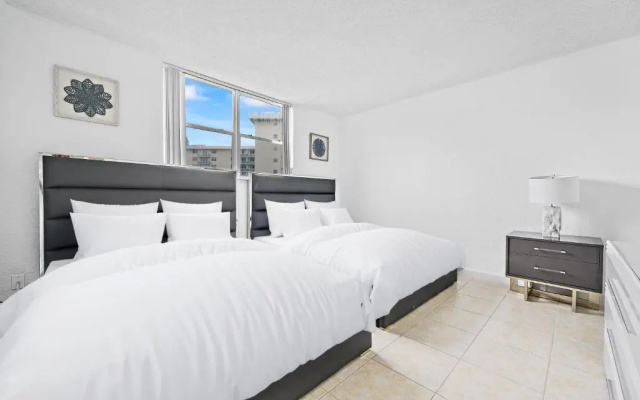**Modern 3Bedroom W/ Stunning Backyard Area**