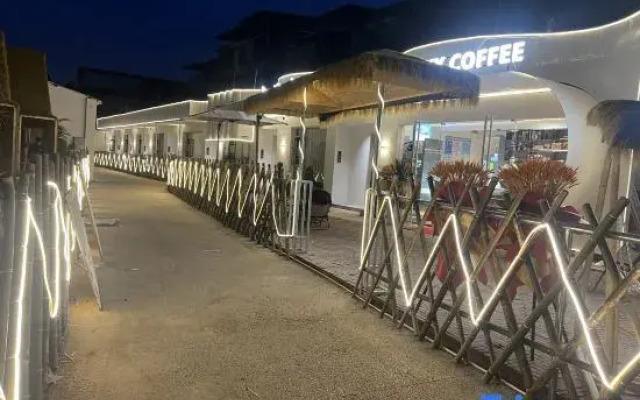 Mountain Courtyard-Style Hotel