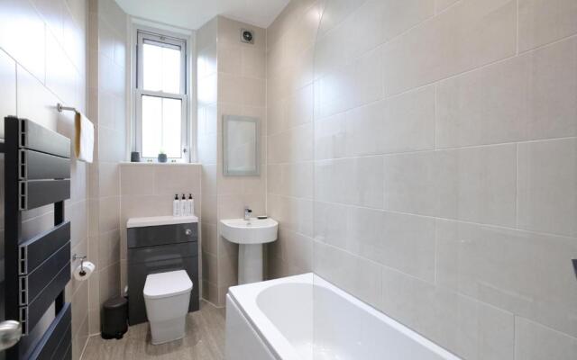 Edinburgh City Central Apartment Sleeps 6 Free Parking