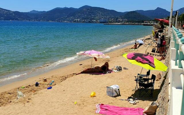 Garden and beach sea view apartment Cannes