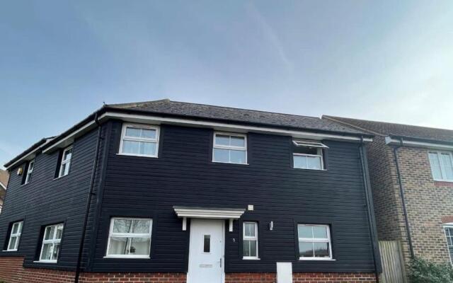 Gorgeous 3 Bedroom 2 Bathroom Family Home