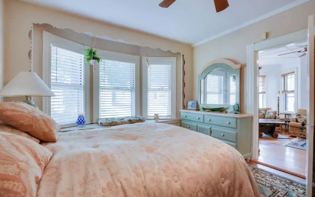Quaint Beverly Townhome: Walk to Beach & Downtown!