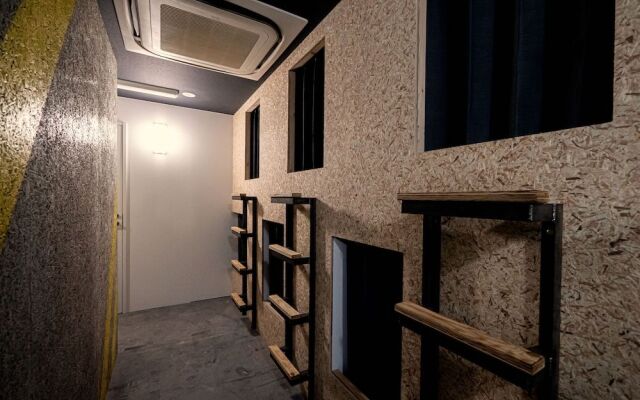 BENCH - Hostel