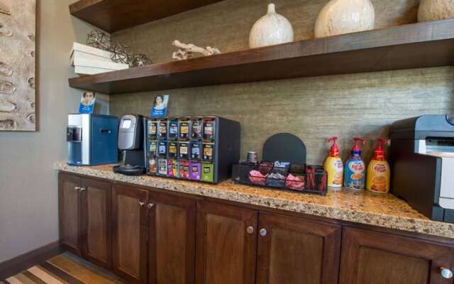 Stunning Modern Home Gated Community Pool & Gym