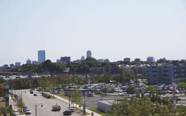 La Quinta Inn & Suites by Wyndham Boston Somerville