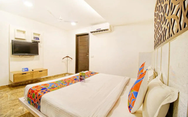 Fabhotel White Klove